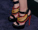 Leighton Meester’s Bold Shoe Choice: Burberry Prorsum。